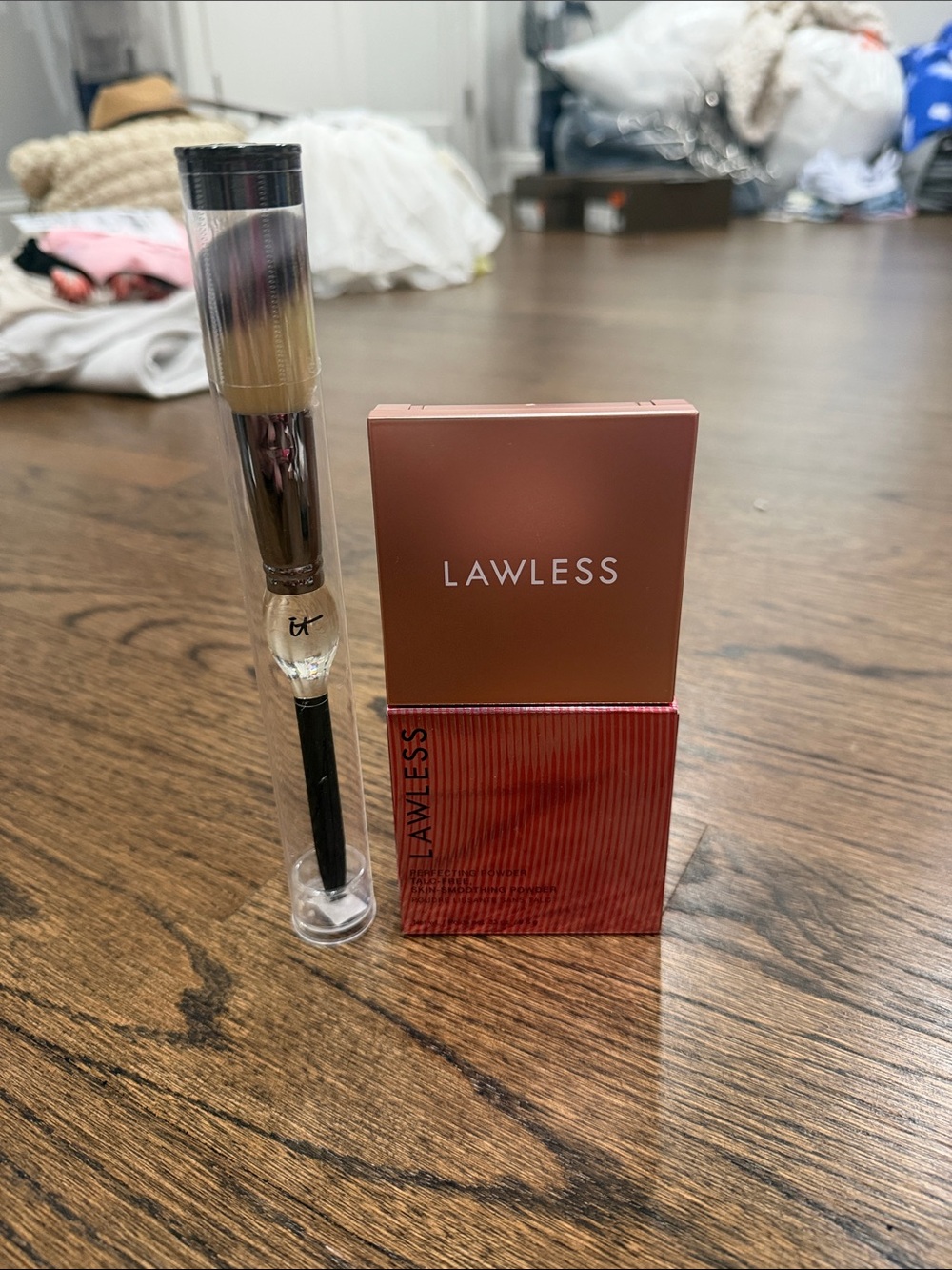 Lawless skin-smoothing powder & It Cosmetics Heavenly Luxe brush